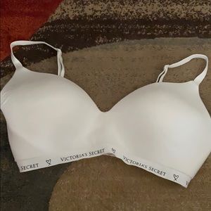 White tshirt bra Victoria’s Secret